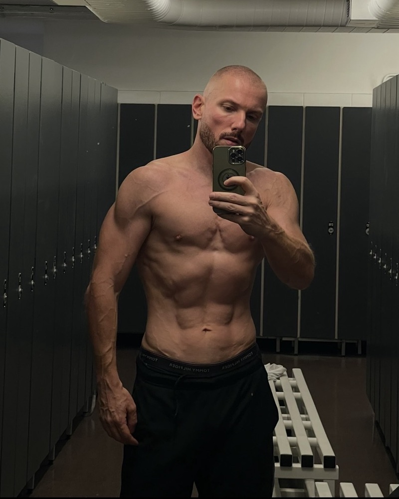 Vincent torse nu devant un miroir de vestiaire, le 31 juillet 2026